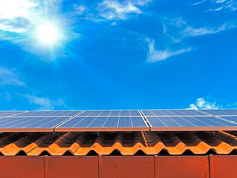 How are import tariffs on solar panels affecting the US solar industry in 2020?